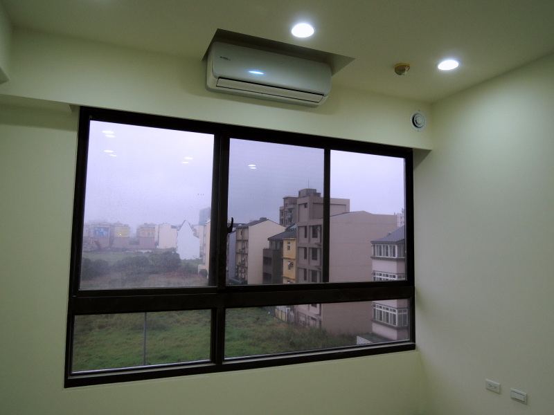 房間日立壁掛式空調機與全熱換氣機之出風口