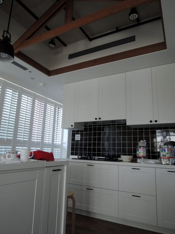 廚房埋入式冷氣出回風採用側吹出風下方回風是為了提升暖房效能