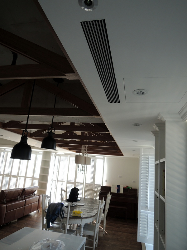 餐廳埋入式冷氣出回風採用側吹出風下方回風是為了提升暖房效能