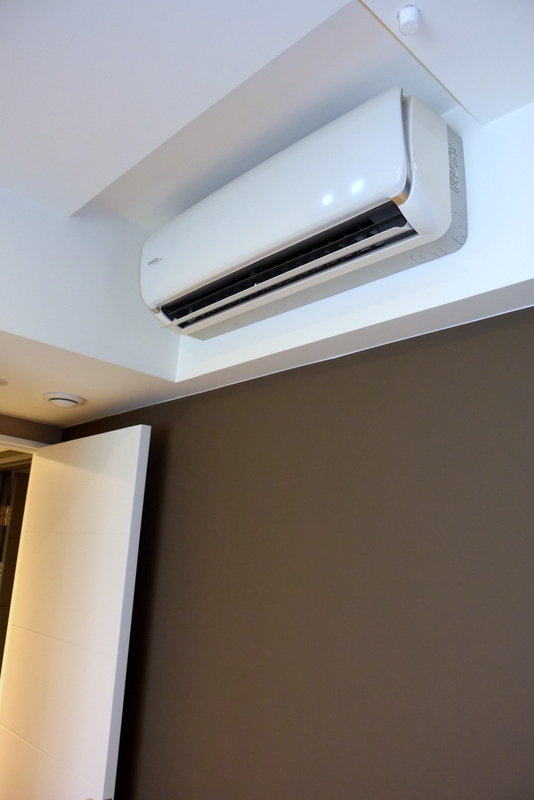 主臥室日立壁掛式冷氣,旁邊低天花處是全熱交換機的出風口(SA)