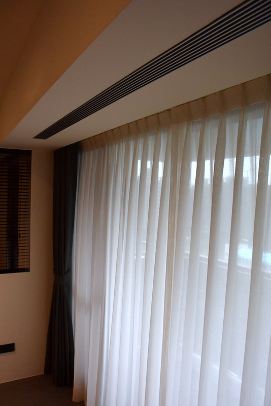 客廳埋入式空調機出風口是無框鋁飾板