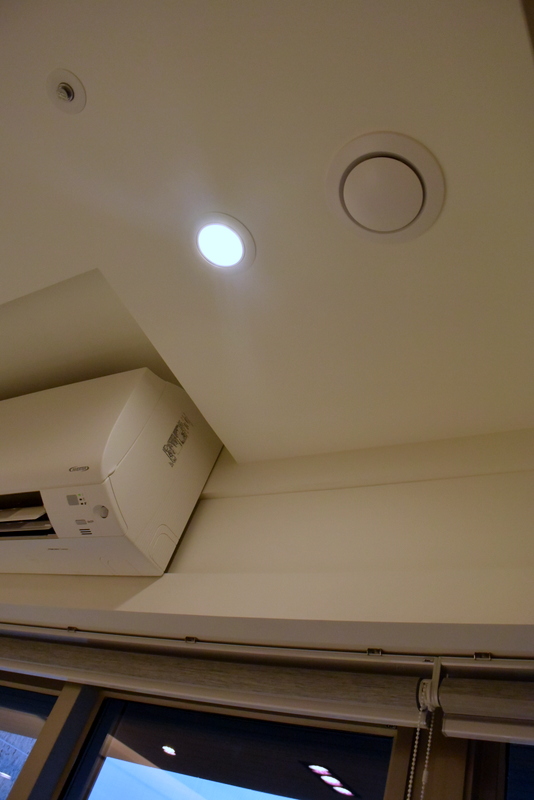 客廳大金壁掛式空調機旁邊設置一個全熱出風口