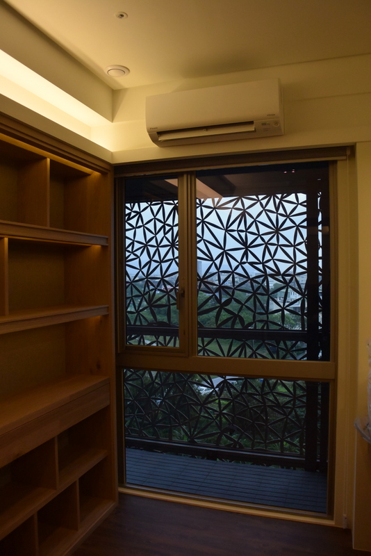 書房大金壁掛式空調機,旁邊圓形飾板為全熱出風口