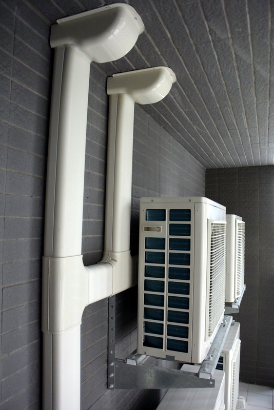 空調室外機的管線藏在專用管槽內