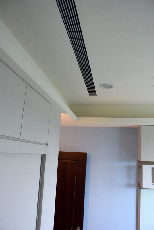 次臥室空調出風飾板為金屬無框式,下吹效果最佳,可採同側回風