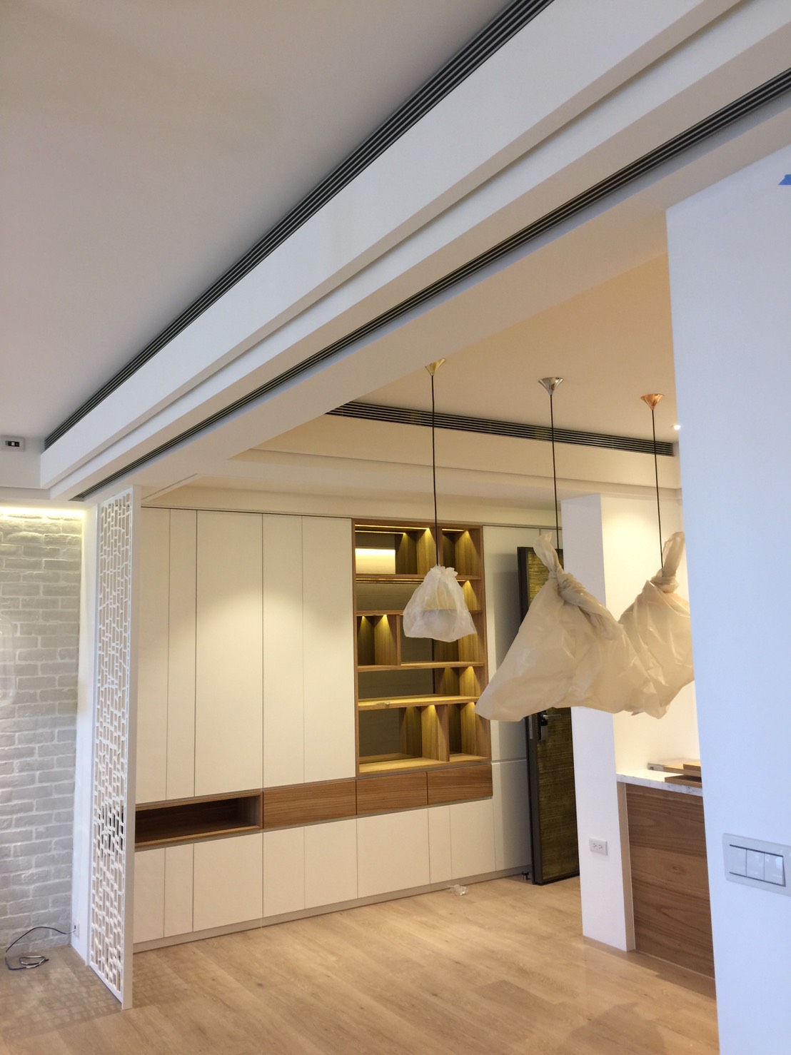 客廳與餐廳隱藏式空調出風口選用鋁無框飾板