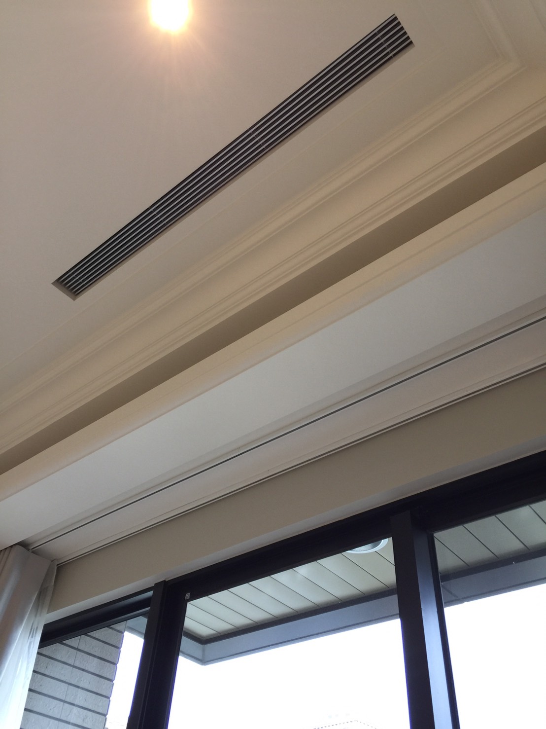 主臥室隱藏式空調出風口選用鋁無框飾板
